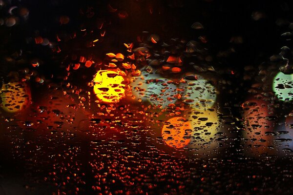 Gotas de lluvia borrosas en el vidrio