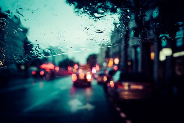 Rue de la ville de Paris sous la pluie à travers le verre