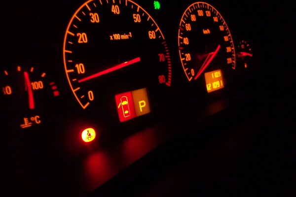 Dashboard auto en la noche