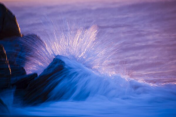 In the sea, the water was very thick, touching the spray protruding over the edge of the rocks