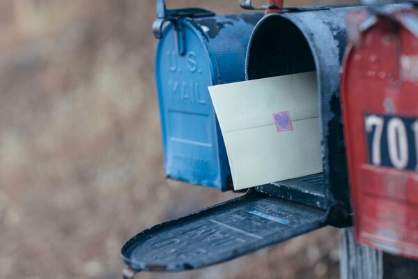 Umschlag mit Herz im Briefkasten