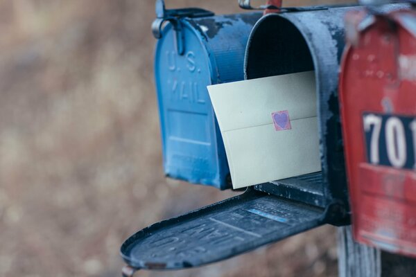 Enveloppe avec coeur dans la boîte aux lettres