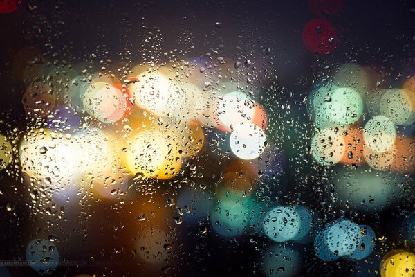 Verre flou avec des lumières de nuit