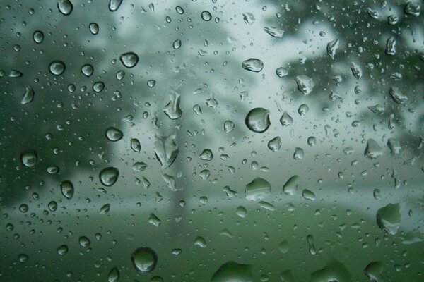 Gotas de agua en la lluvia en el vidrio