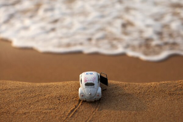 Coche en un acantilado junto al vasto mar