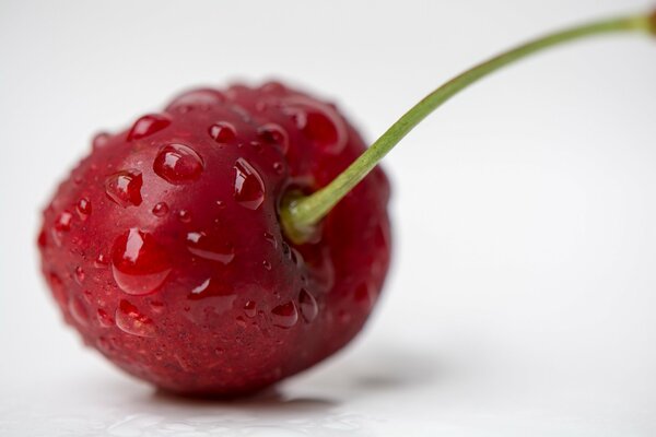 Wassertropfen auf einem schönen roten Apfel