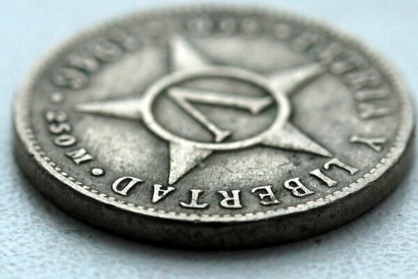 Kubanische Münze mit einem Stern in der Mitte