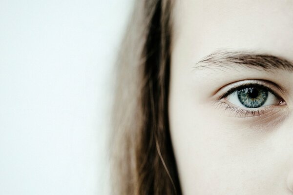 Spojrzenie dziewczyny o niebieskich oczach