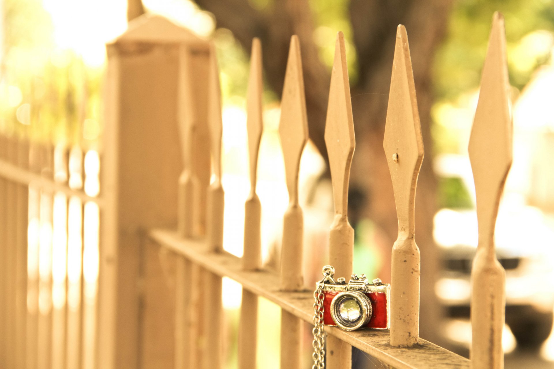 macro mood pendant pendant chain chain pendant camera camera red fence fence fence gate background wallpaper widescreen fullscreen widescreen widescreen