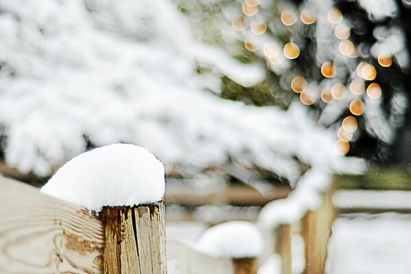 Clôture en bois avec chapeaux de neige