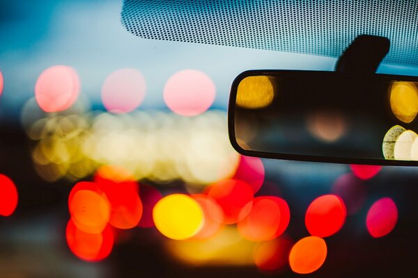 Lumières de la ville de nuit dans la fenêtre