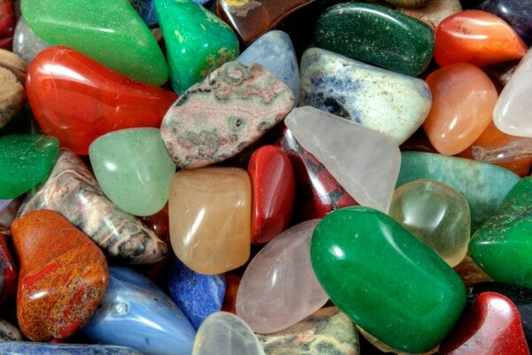 Die Schönheit der Natur trifft auf farbige Steine und Mineralien