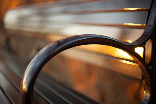 Banc sur fond de coucher de soleil doré