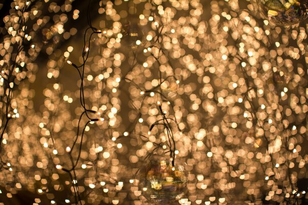 Guirnaldas de luces y muchas bolas