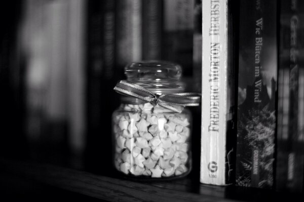 Libros en blanco y negro