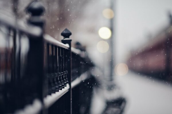 Straßenlandschaft: Zaun und Schnee