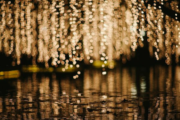 Cascada de luces amarillas sobre el agua