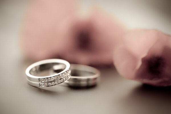 Dos anillos de boda sobre un fondo borroso