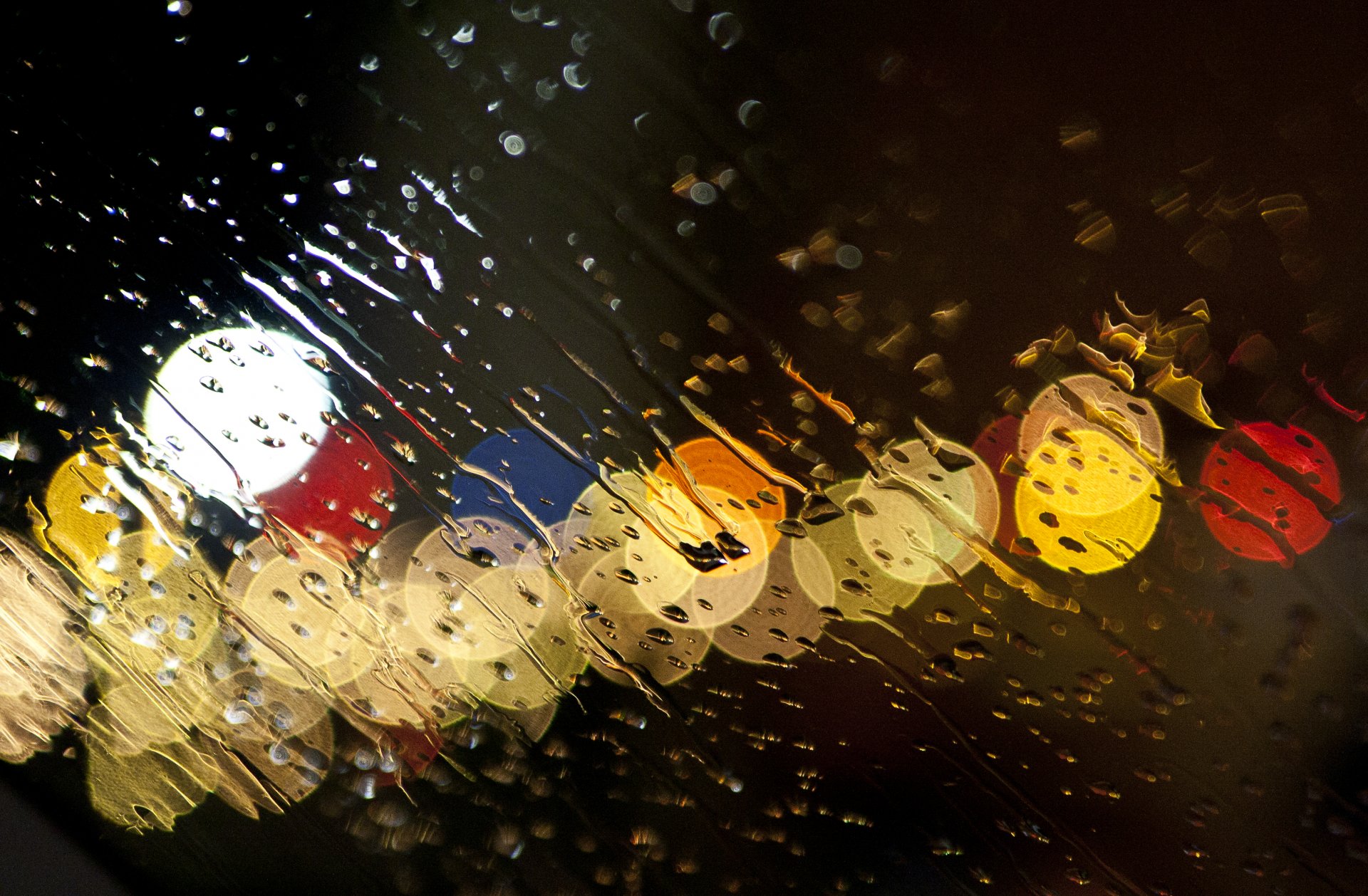 regen regen glas wasser tropfen ströme lichter glas wird am abend mit wasser besprüht himmel canon rebel xt