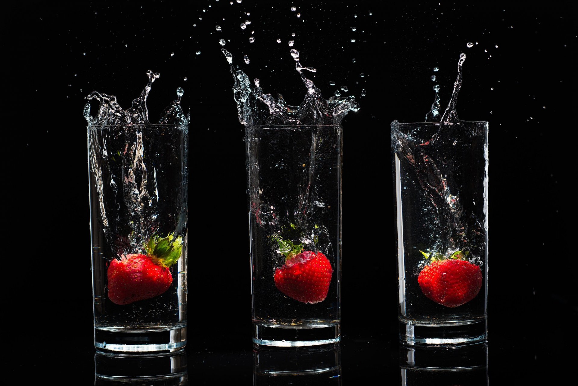 hintergrund gläser stenlo wasser tropfen spritzer beeren erdbeeren essen