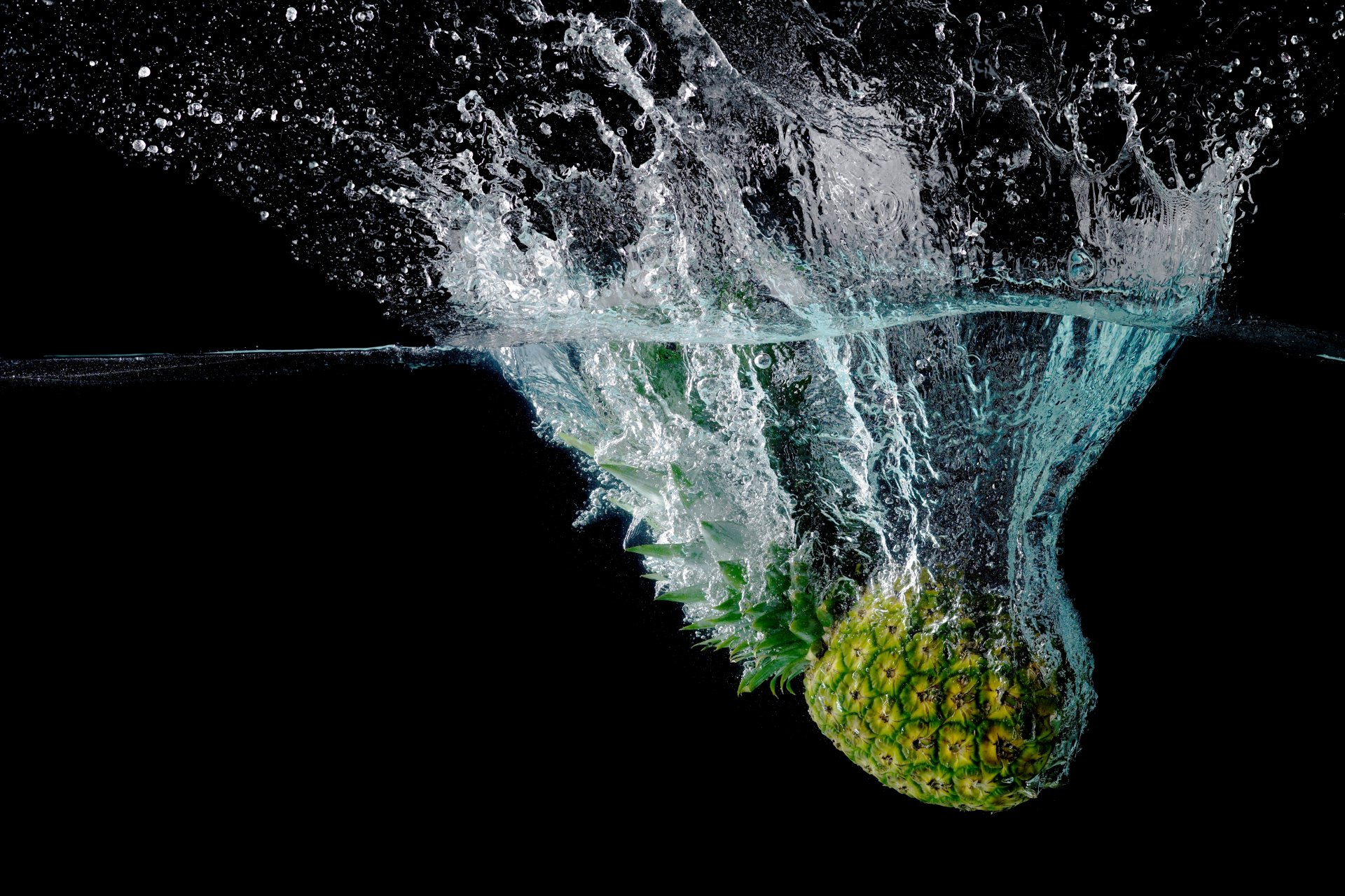 ananas frutta macro acqua spruzzi sfondo nero