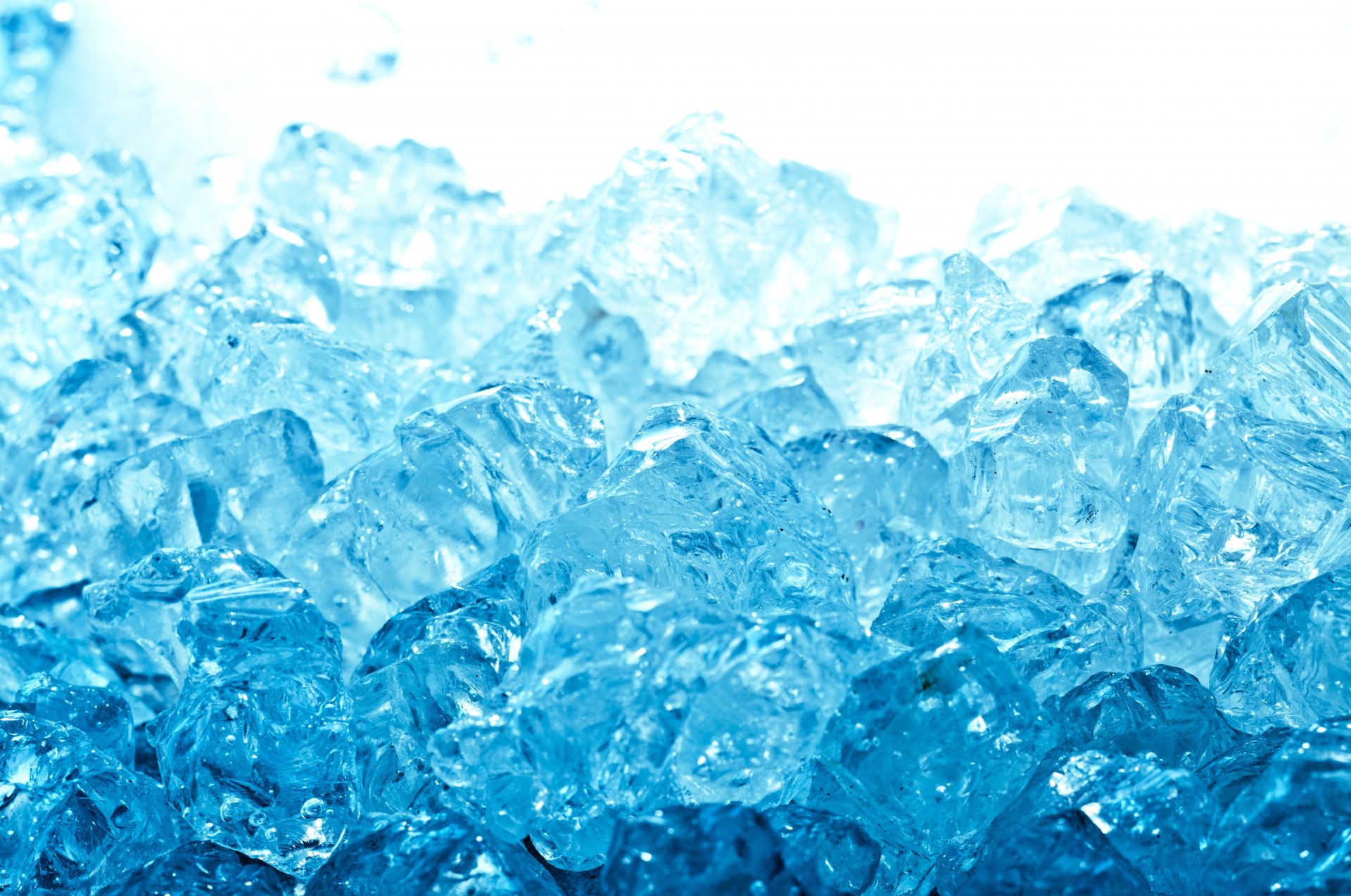 eau glace bleu cyan cubes gros plan