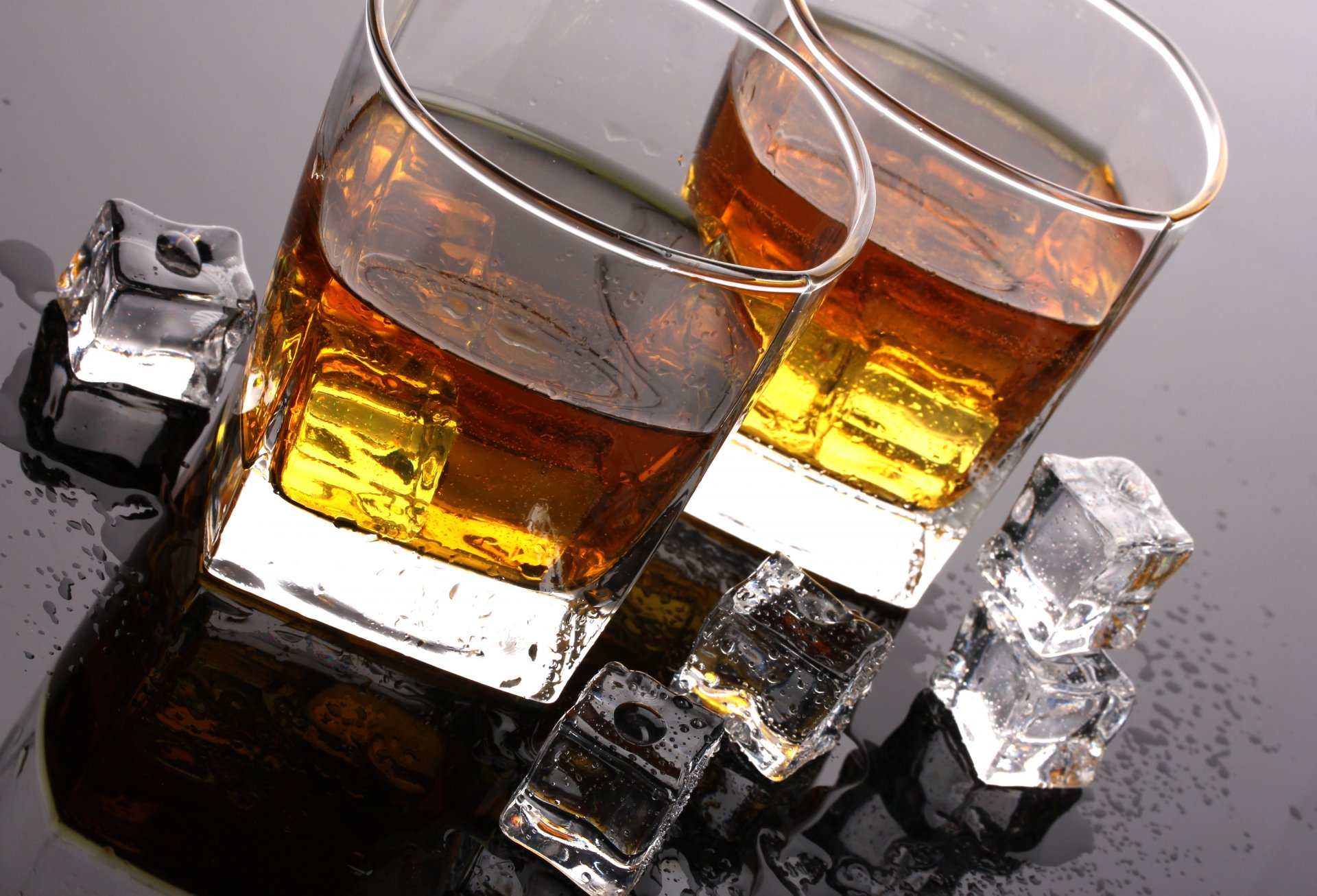 whisky glace cubes gouttes table boisson verres à vin gobelets alcool