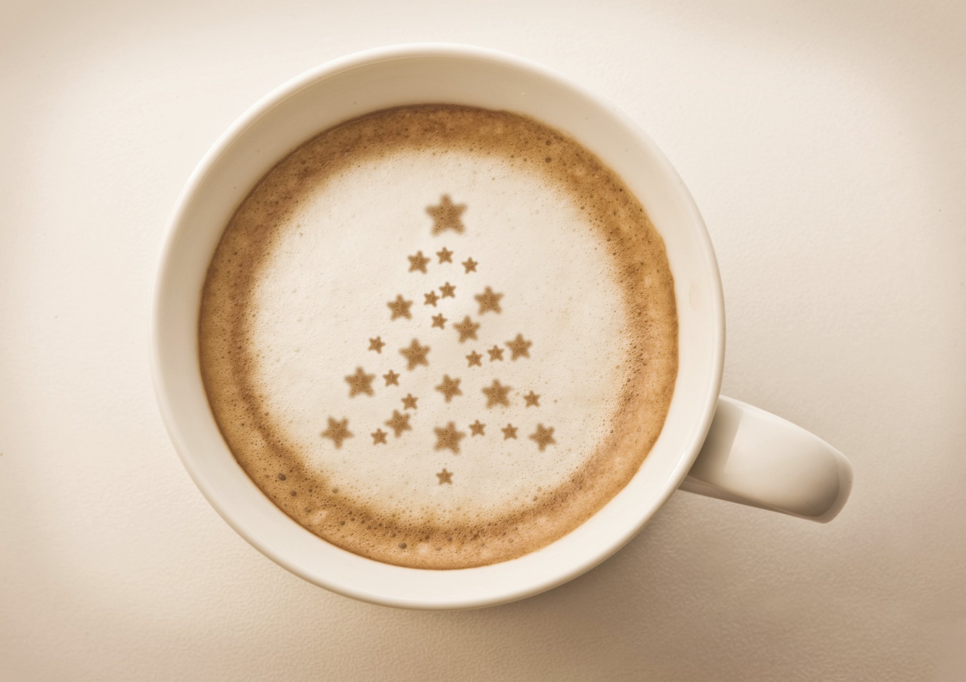 weihnachtsbaum sterne schaum cappuccino kaffee trinken tasse