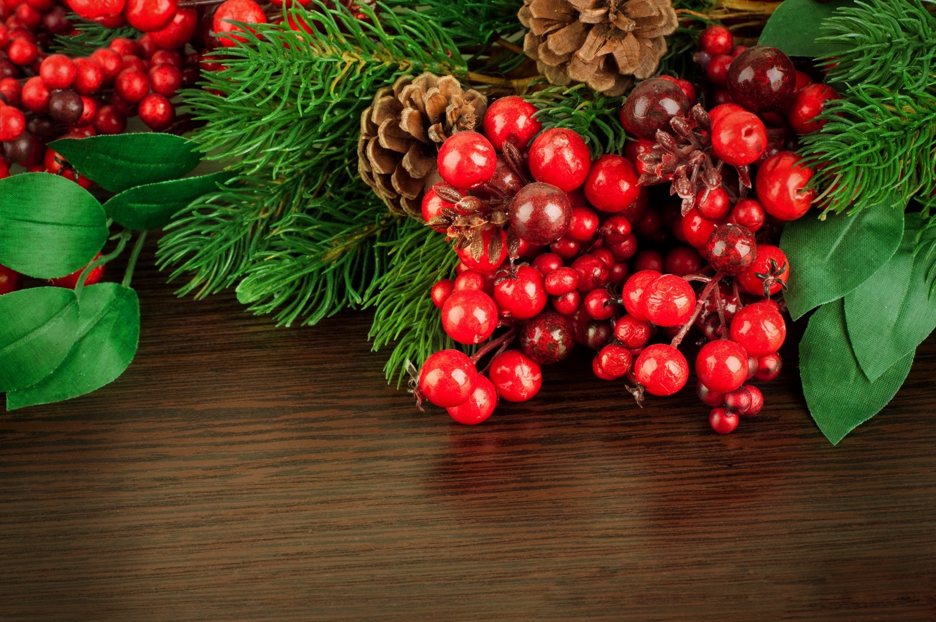 pflanze stechpalme stechpalme beeren rot blätter zweig zapfen weihnachtsbaum tanne tisch