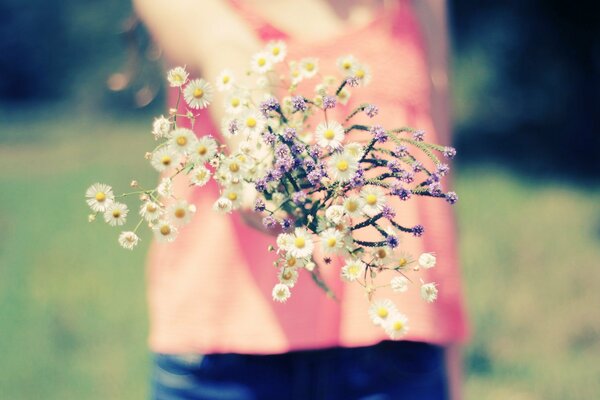 . Fille avec des fleurs dans la nature