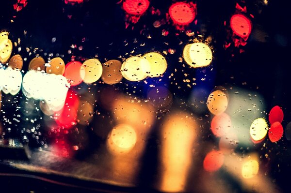 Lumières divines de gouttes de pluie sur le verre