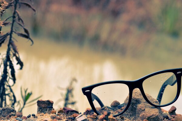 Gotas de rocío en lentes de gafas