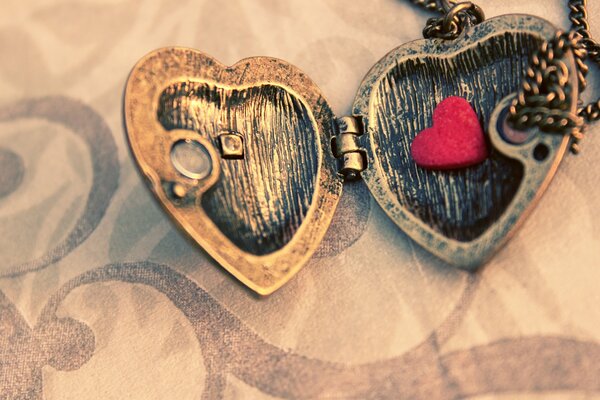 Кулон на цепочке в виде сердца и с маленьким сердцем внутри