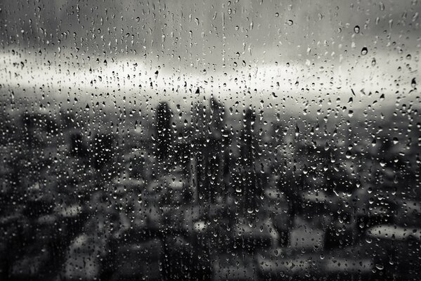 Regnerischer Tag vor dem Fenster der grauen Stadt