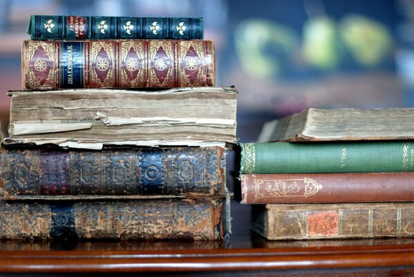 Стопка старых книг на столе