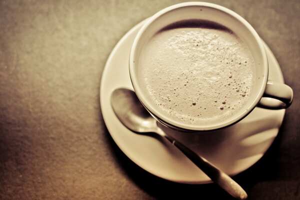 Café avec de la mousse dans une tasse