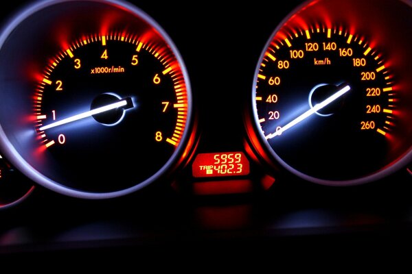 Auto-Tachometer mit Hintergrundbeleuchtung im Dunkeln