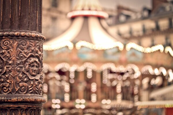 Carrousel flou avec des lampes de poche à Paris