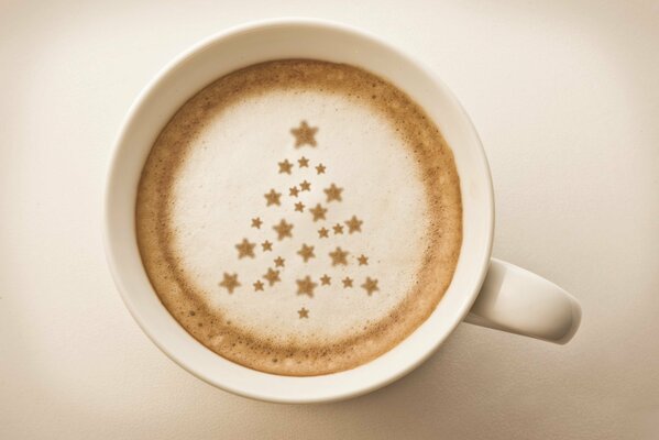 Café cappuccino en una taza con espuma en forma de estrella