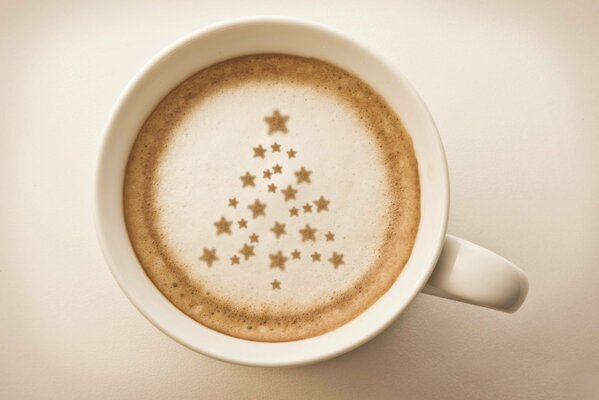 Кофе капучино в чашке с пенкой в виде звезд