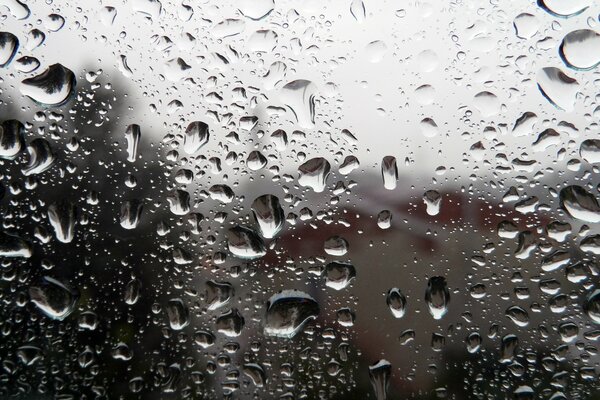 Gouttes de pluie sur verre mouillé