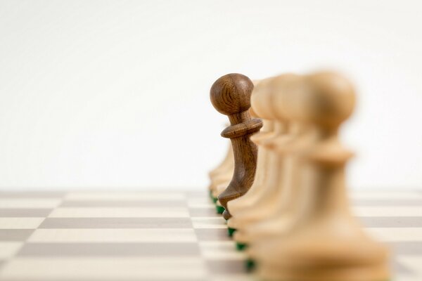 Peones de madera en un tablero de ajedrez en una foto macro