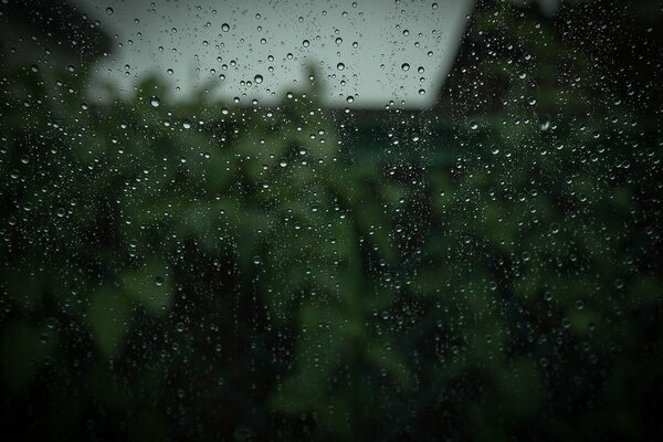 Gotas de lluvia en el cristal de la habitación