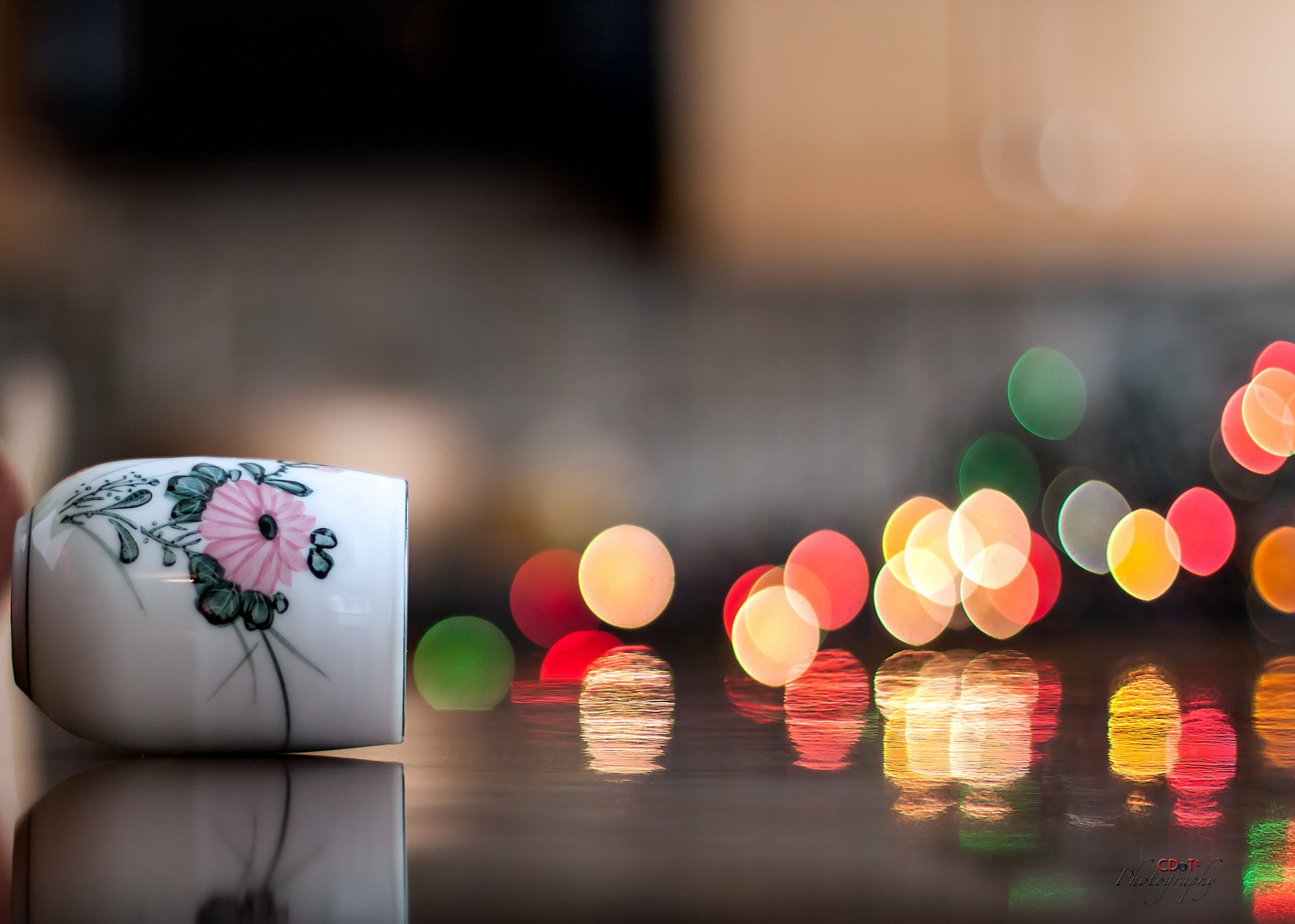 gros plan tasse vase côté bokeh lumière réflexion