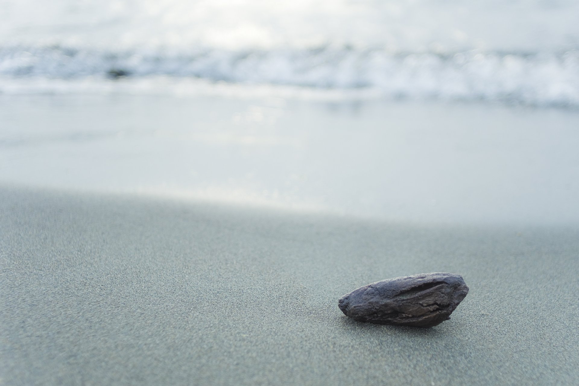 pietra sabbia spiaggia costa grigio argento mare onde acqua natura macro calma