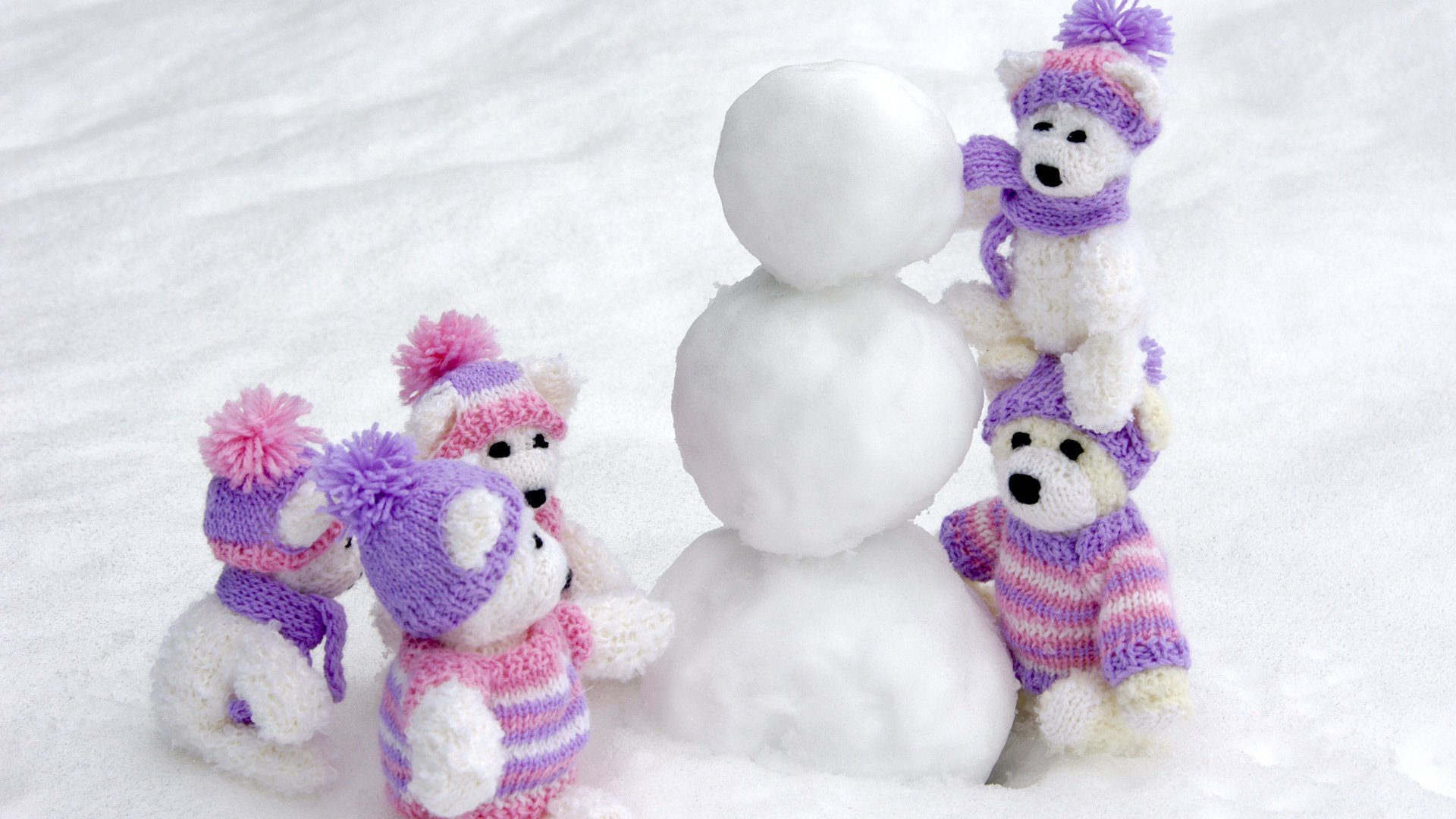 spielzeug souvenirs bären bären weiß mützen schals schneebälle unfertiger schneemann schnee winter