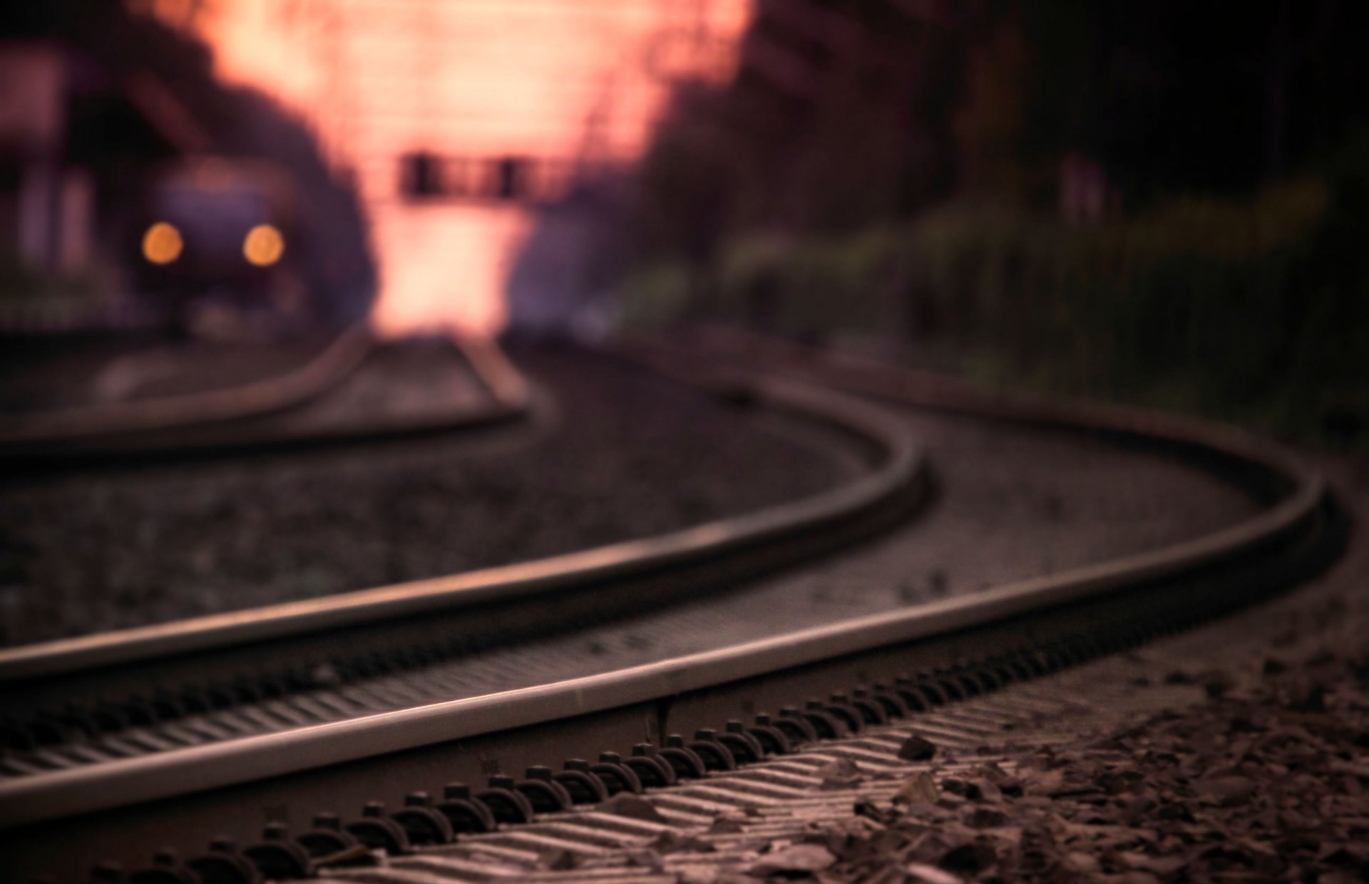 makro foto eisenbahn schienen wege schwellen abend zug lichter bokeh unschärfe