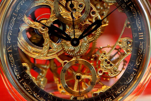 Reloj mecánico. Color dorado