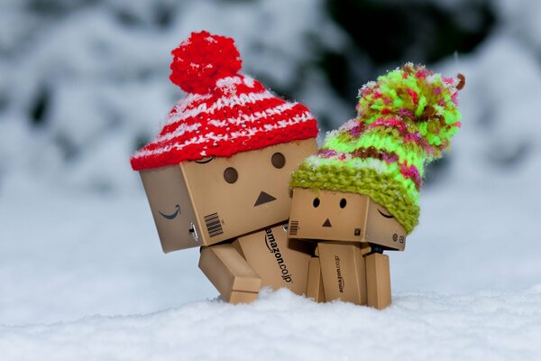 Hombres de cajas en la nieve