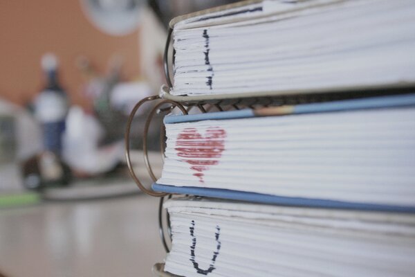 Macroimagen de páginas de libros con un corazón dibujado